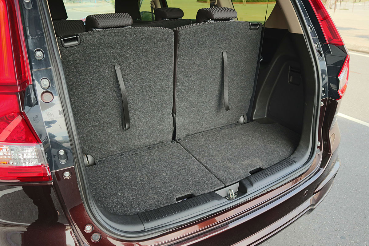 Đánh giá xe Suzuki Ertiga 2019: Khoang hành lý khi sử dụng 3 hàng ghế.