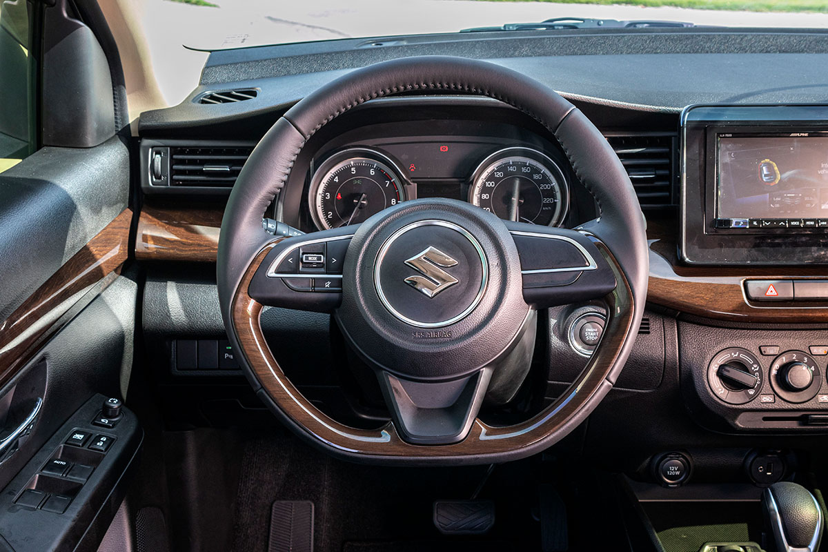 Đánh giá xe Suzuki Ertiga 2019: Vô-lăng dạng D Cut giống như Suzuki Swift.