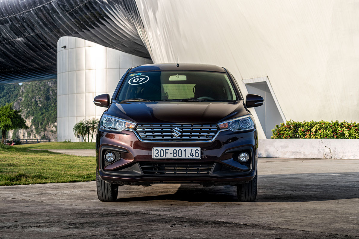 Đánh giá xe Suzuki Ertiga 2019: Đầu xe trông ấn tượng với các đường nét đã bắt kịp xu thế thiết kế mới.