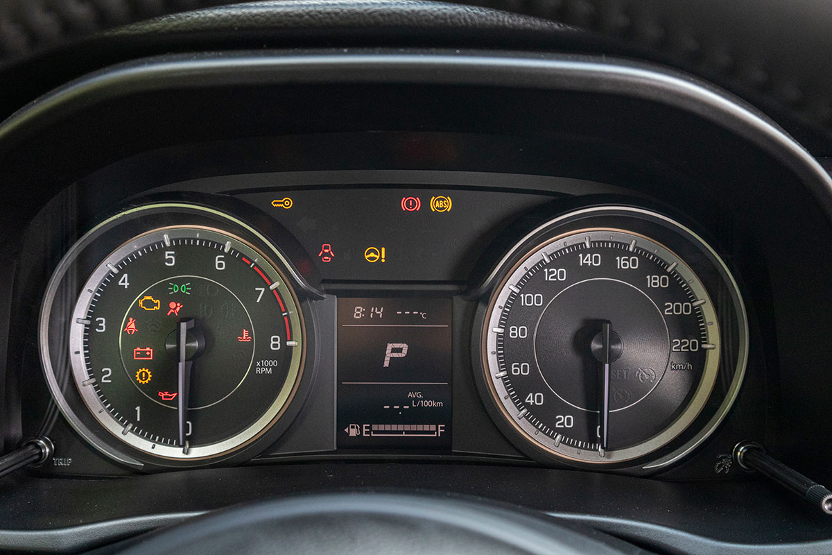 Đánh giá xe Suzuki Ertiga 2019: Cụm đồng hồ hiển thị các thông tin rõ ràng.