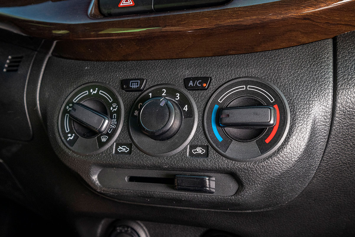 Đánh giá xe Suzuki Ertiga 2019: Điều hoà chỉnh cơ.