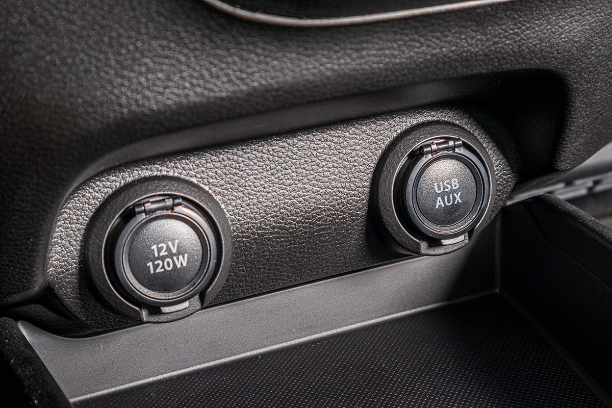Đánh giá xe Suzuki Ertiga 2019:  Cổng sạc và kết nối.
