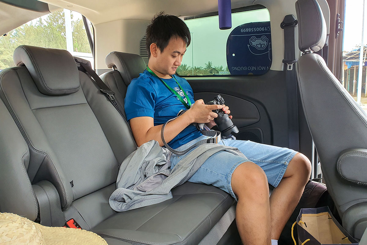 Không gian rộng rãi của Ford Tour giúp một thành viên trong đoàn ngồi một cách thoải mái để xem lại những tấm hình vừa chụp.