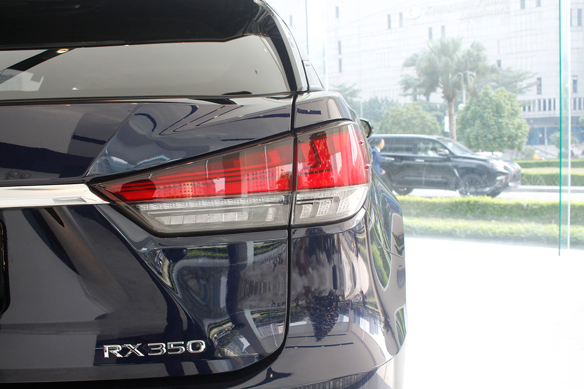 Ảnh chụp đèn hậu xe Lexus RX350 2020