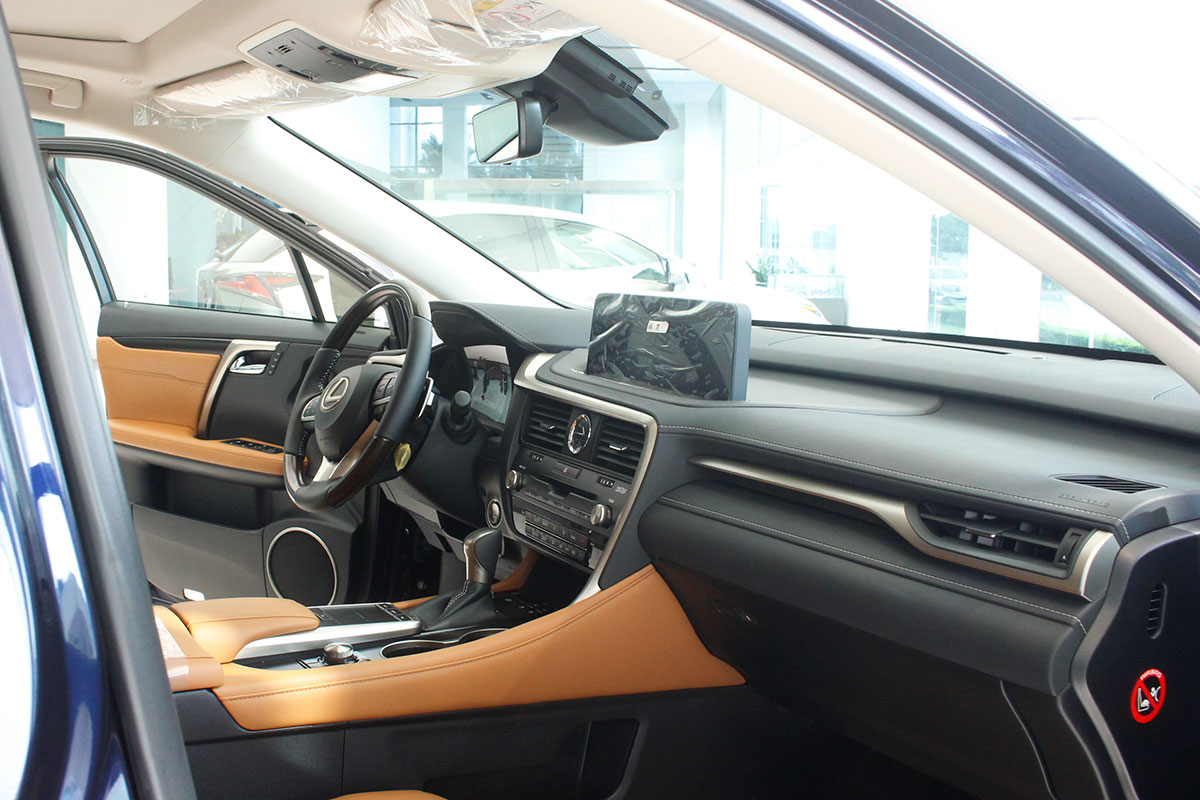 Ảnh chụp táp-lô xe Lexus RX350 2020: