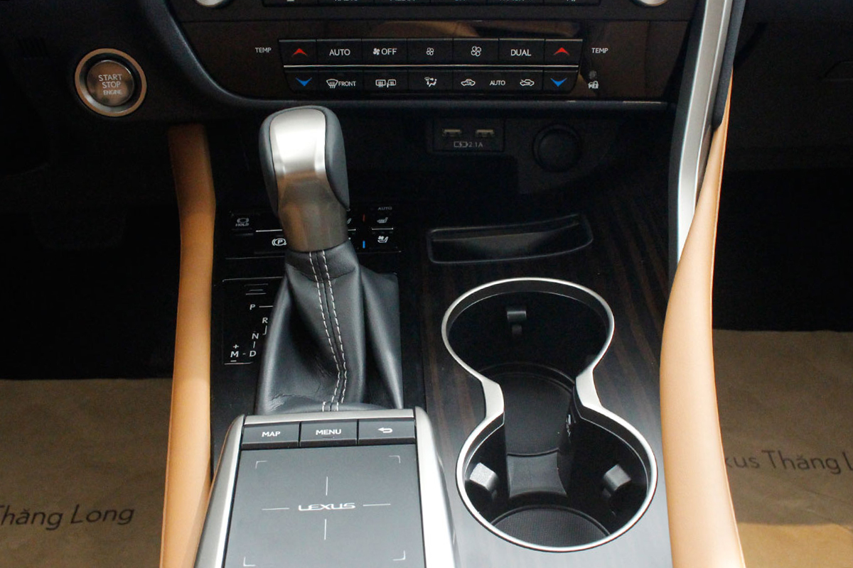 Ảnh chụp khu điều khiển trung tâm xe Lexus RX350 2020:
