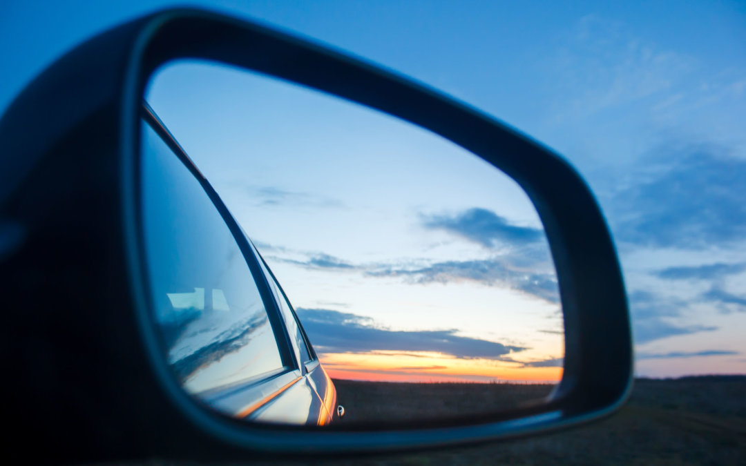 Chỉnh gương chiếu hậu.