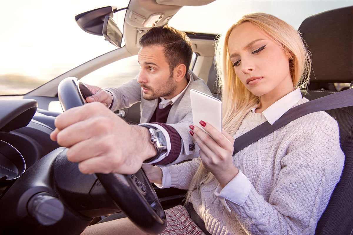 Hành động nhắn tin khi lái xe lại chưa phải là phổ biến nhất.