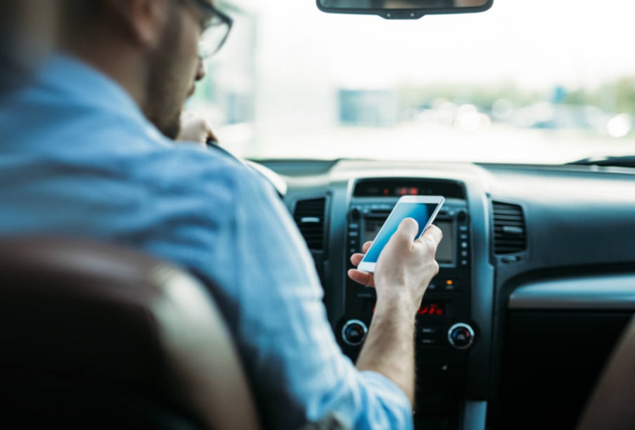 Dùng điện thoại khi lái xe sẽ bị phạt tiền và tước GPLX nếu gây ra tai nạn.