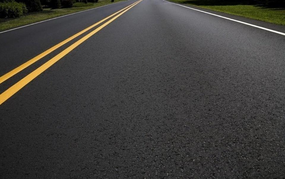 Đường asphalt thường có màu tối.