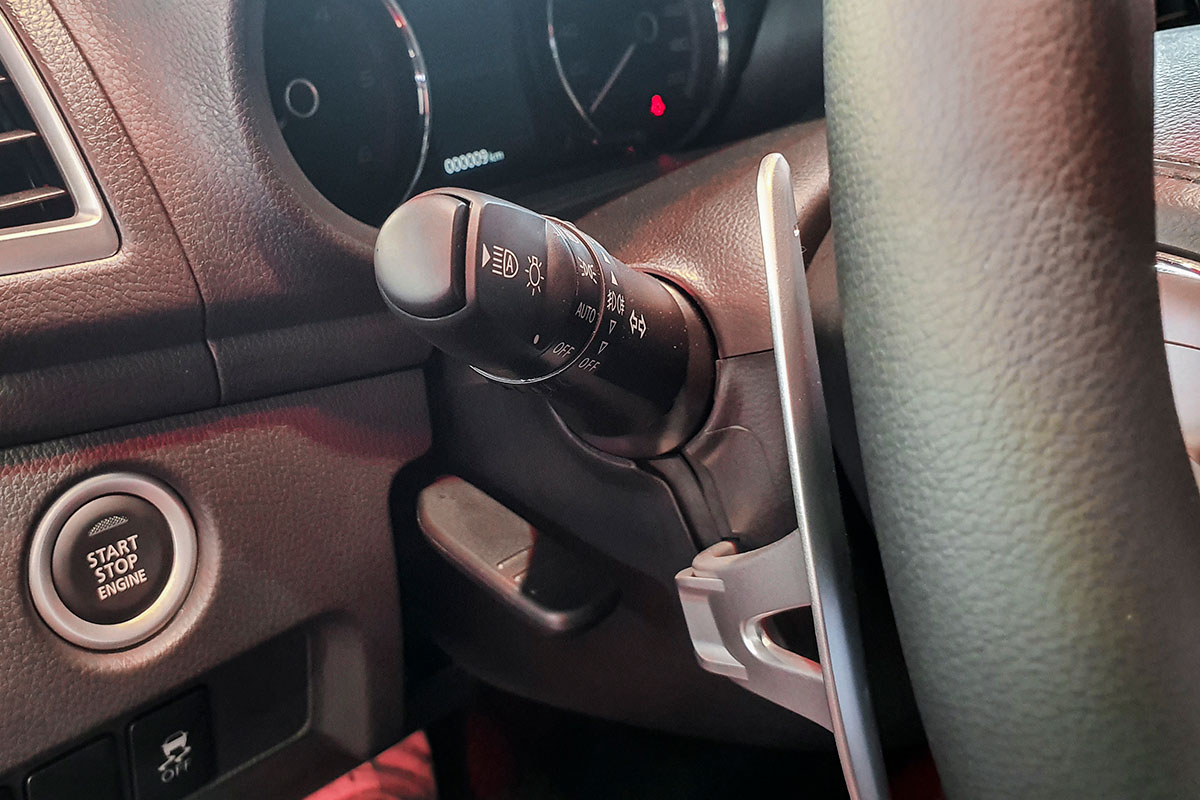 Hệ thống đèn pha thích ứng trên Mitsubishi Triton 2020.