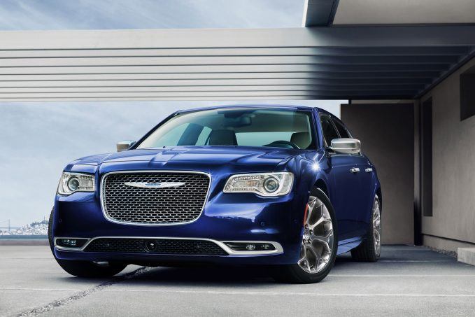 Top 10 mẫu sedan thoải mái nhất năm 2019 - Chrysler 300