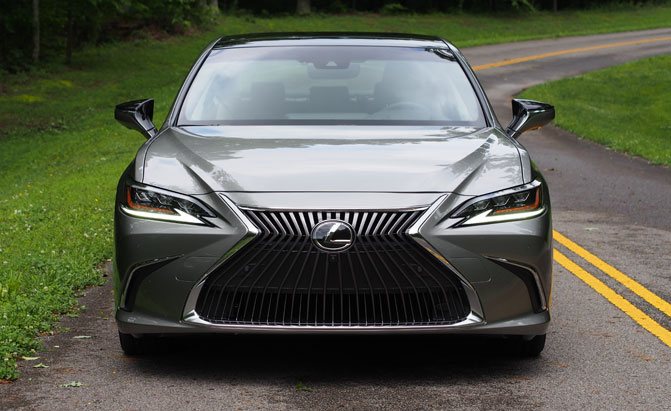 Top 10 mẫu sedan thoải mái nhất năm 2019 - Lexus ES