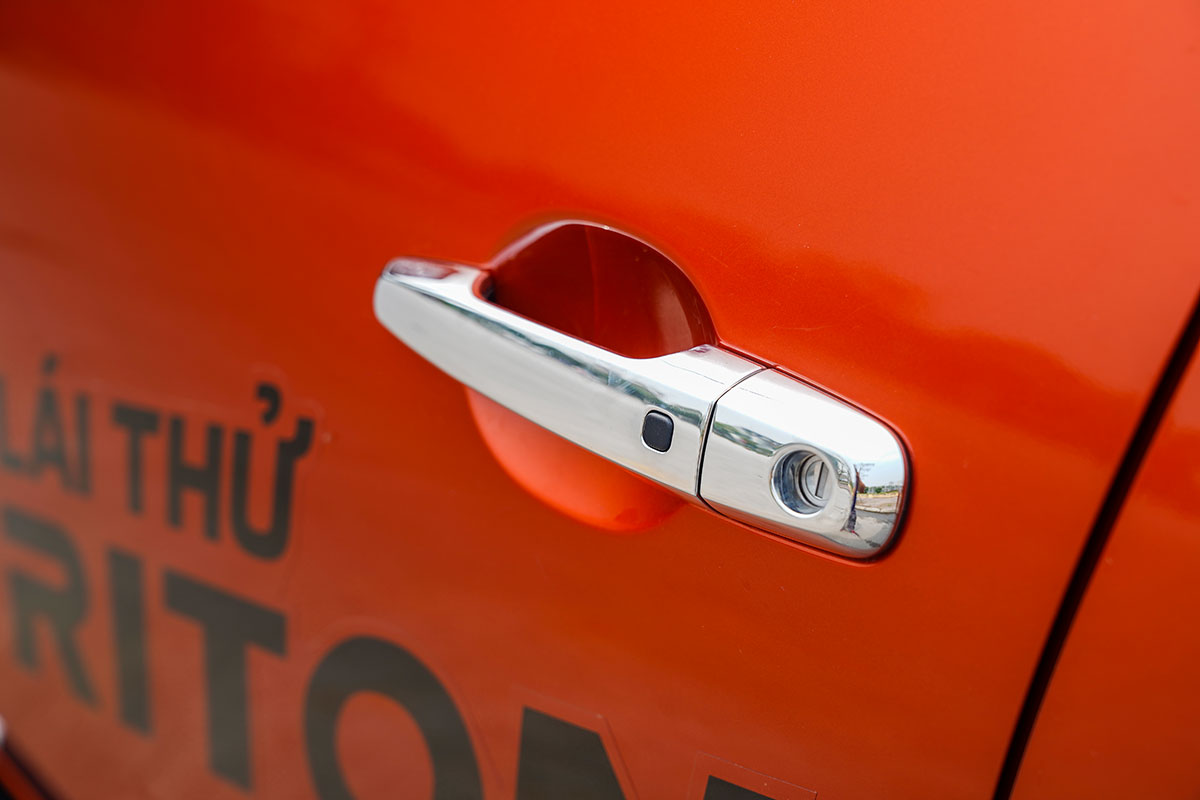 Đánh giá xe Mitsubishi Triton 2020: tay nắm cửa mạ crôm.