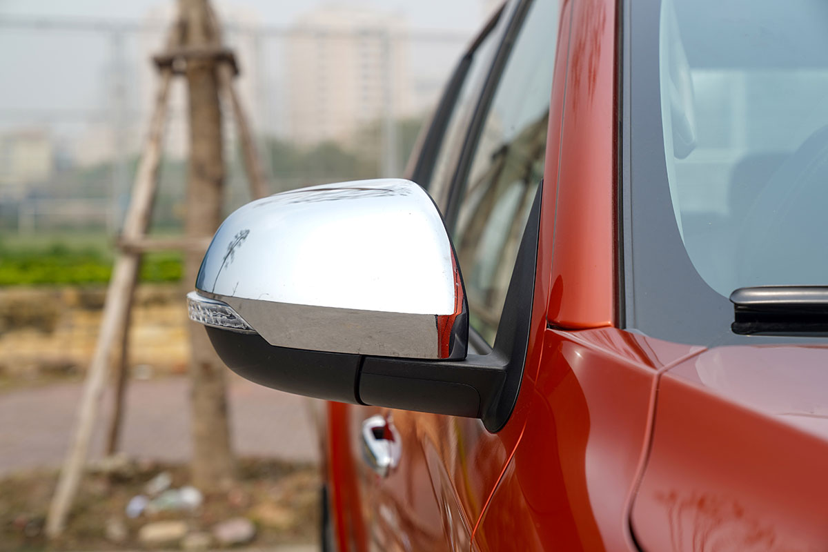 Đánh giá xe Mitsubishi Triton 2020: Gương chiếu hậu mạ crôm là trang bị tiêu chuẩn.