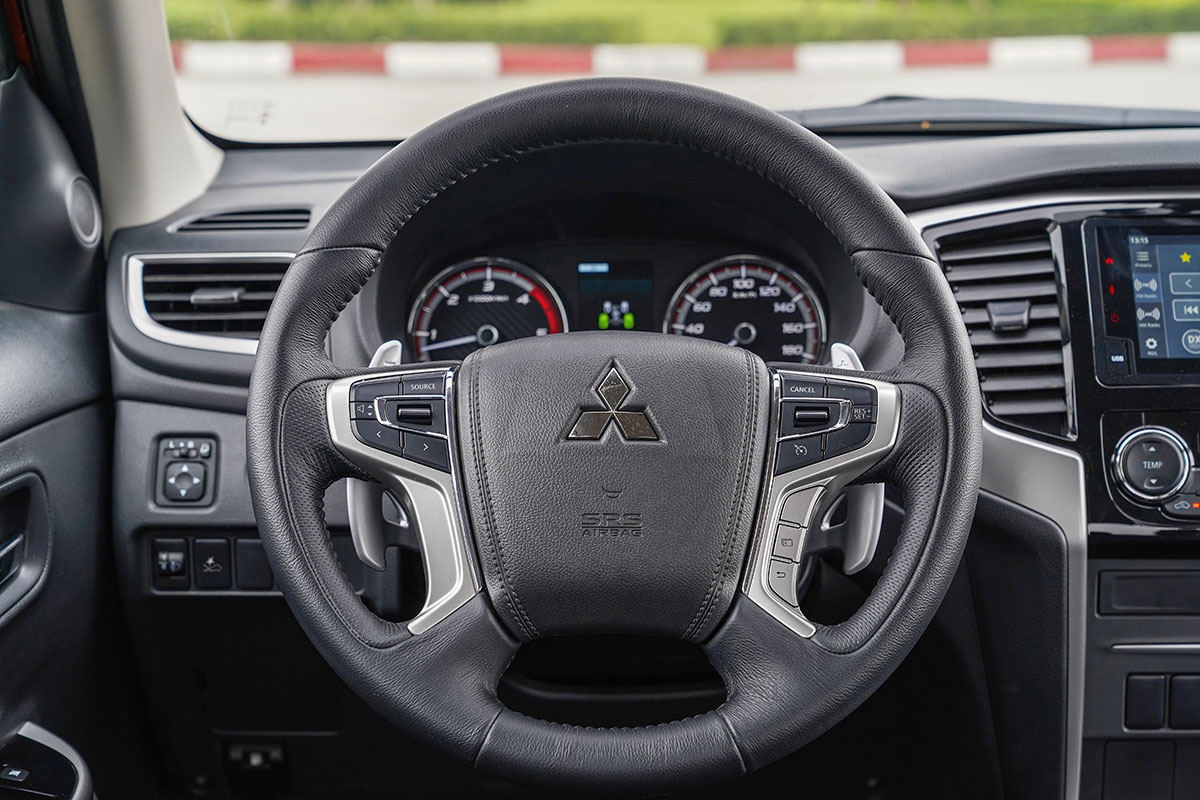 Đánh giá xe Mitsubishi Triton 2020: Vô-lăng 4 chấu với các chi tiết tái hiện thiết kế Dynamic Shield.