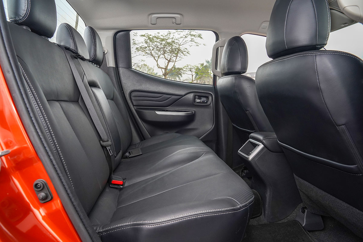 Đánh giá xe Mitsubishi Triton 2020: Ghế ngồi phía sau được đánh giá là thoải mái nhất phân khúc.