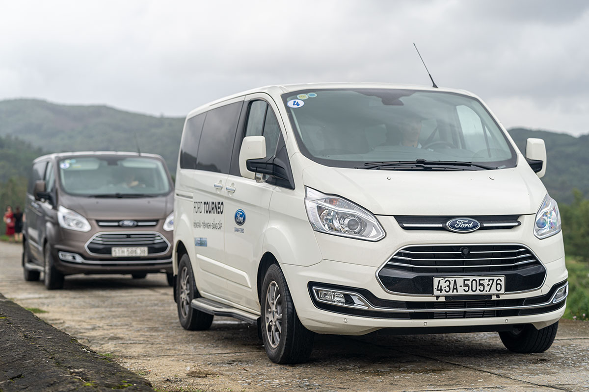 Không thể phủ nhận Ford Tourneo có kiểu dáng đẹp với nhiều điểm nhấn tôn vẻ sang trọng và cao cấp.