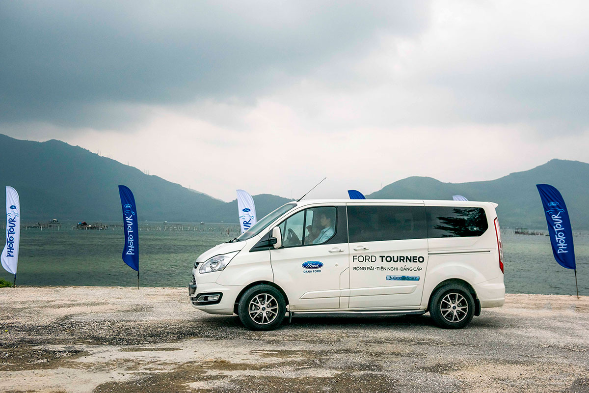 Cửa trượt đóng mở bằng điện vẫn chưa có mặt trên Ford Tourneo.