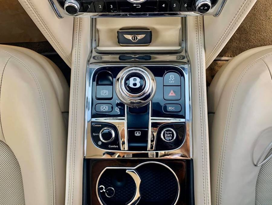 The Bentley Mulsanne: the Executive Interior arrives with two multimedia  packages | Car News | Auto123