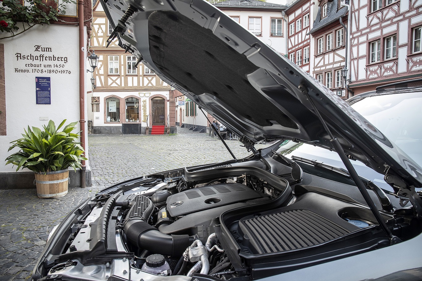 Mercedes-Benz GLC 300 4Matic bản nâng cấp chốt giá 2,56 tỷ đồng cho khách Việt a7