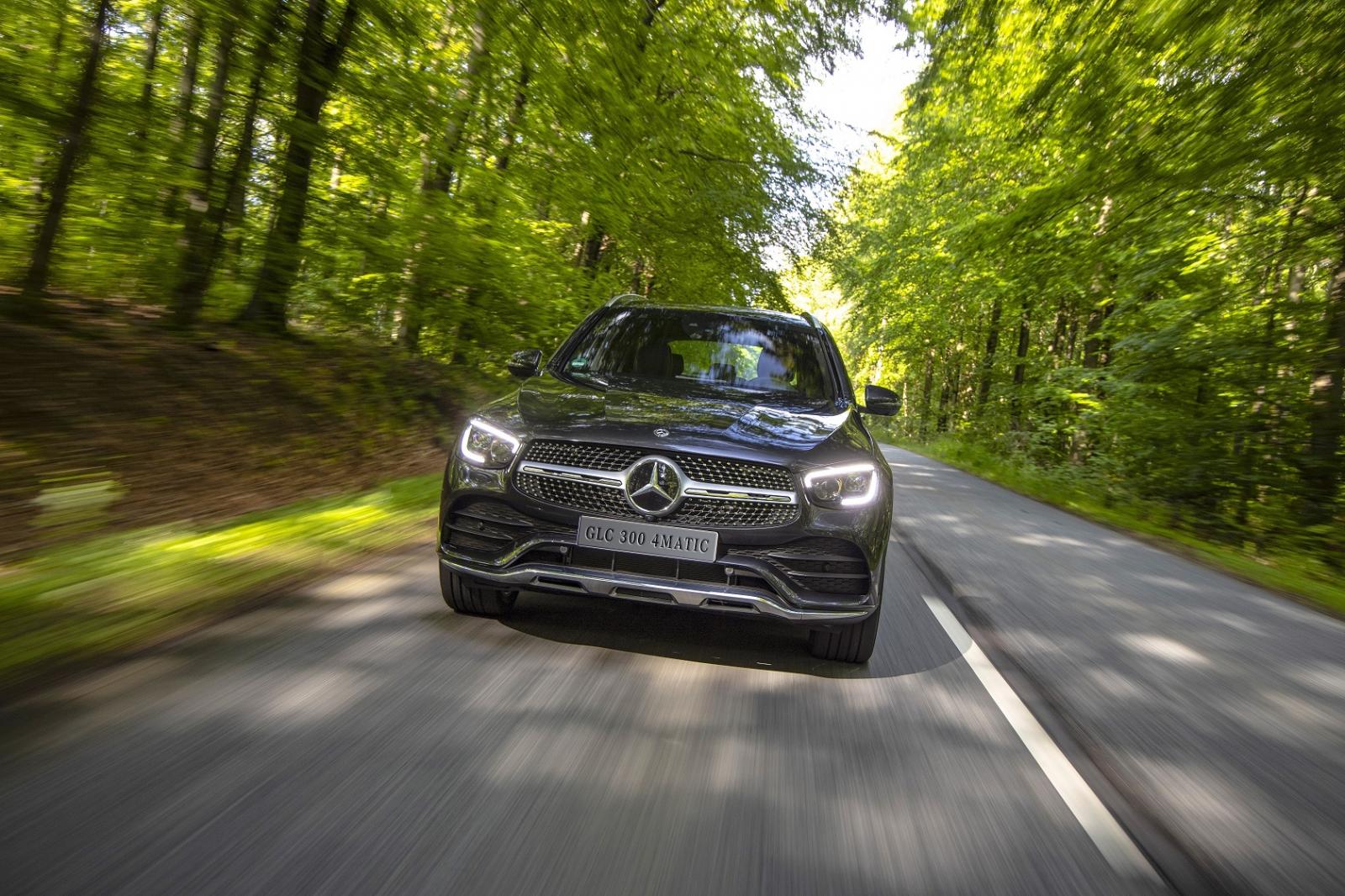 Mercedes-Benz GLC 300 4Matic bản nâng cấp chốt giá 2,56 tỷ đồng cho khách Việt a2