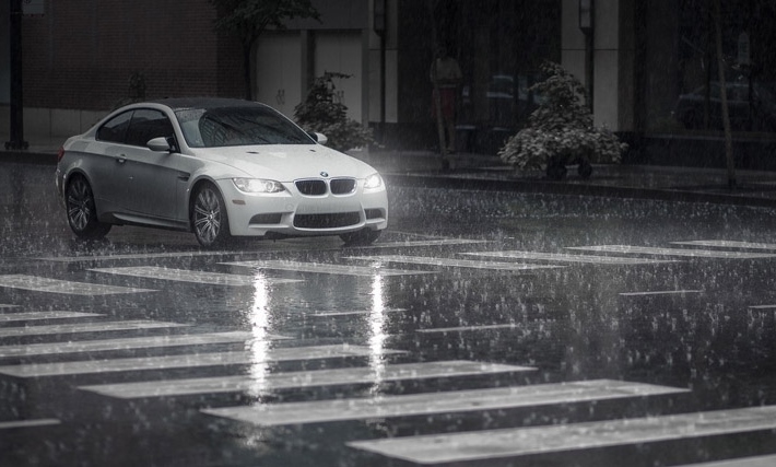 Khi trời mưa, tài xế nên giảm tốc độ và quan sát bao quát để đảm bảo an toàn.