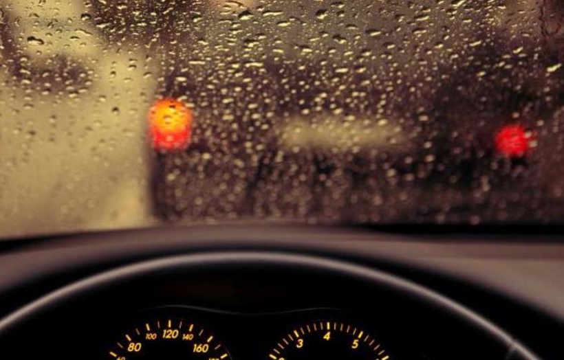 Giữ khoảng cách an toàn với xe phía trước là điều cần ghi nhớ khi lái xe dưới trời mưa to vào ban đêm.