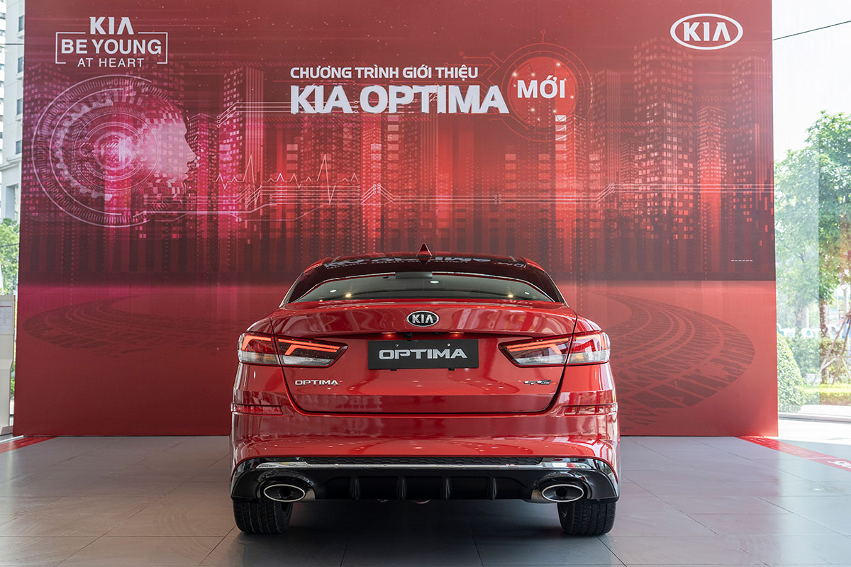 So sánh xe Kia Optima 2019 và Honda Accord 2020 về thiết kế đuôi xe.