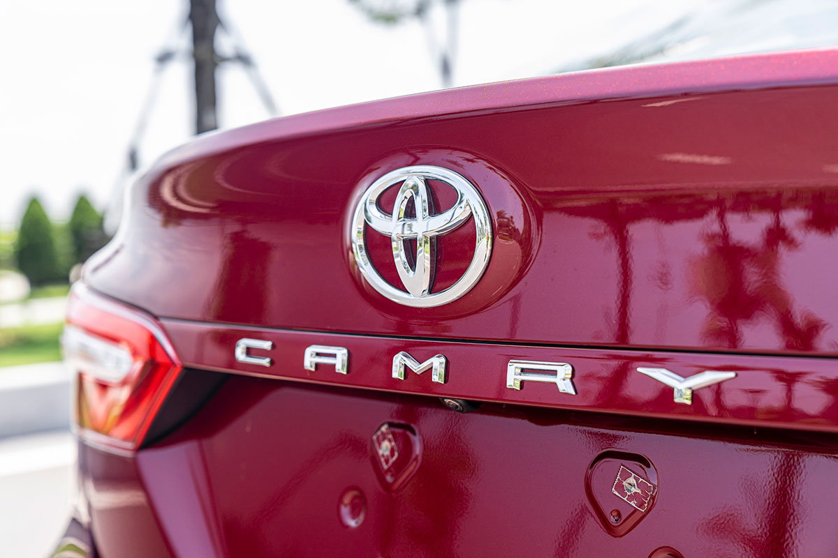 So sánh xe Toyota Camry 2019 và Honda Accord 2020 về thiết kế đuôi xe - Ảnh 2.