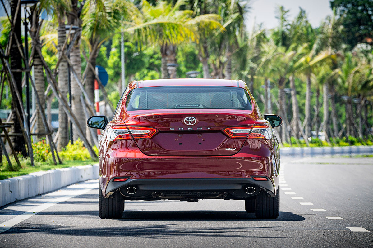 So sánh xe Toyota Camry 2019 và Honda Accord 2020 về thiết kế đuôi xe So sánh xe Toyota Camry 2019 và Honda Accord 2020 về thiết kế đuôi xe.
