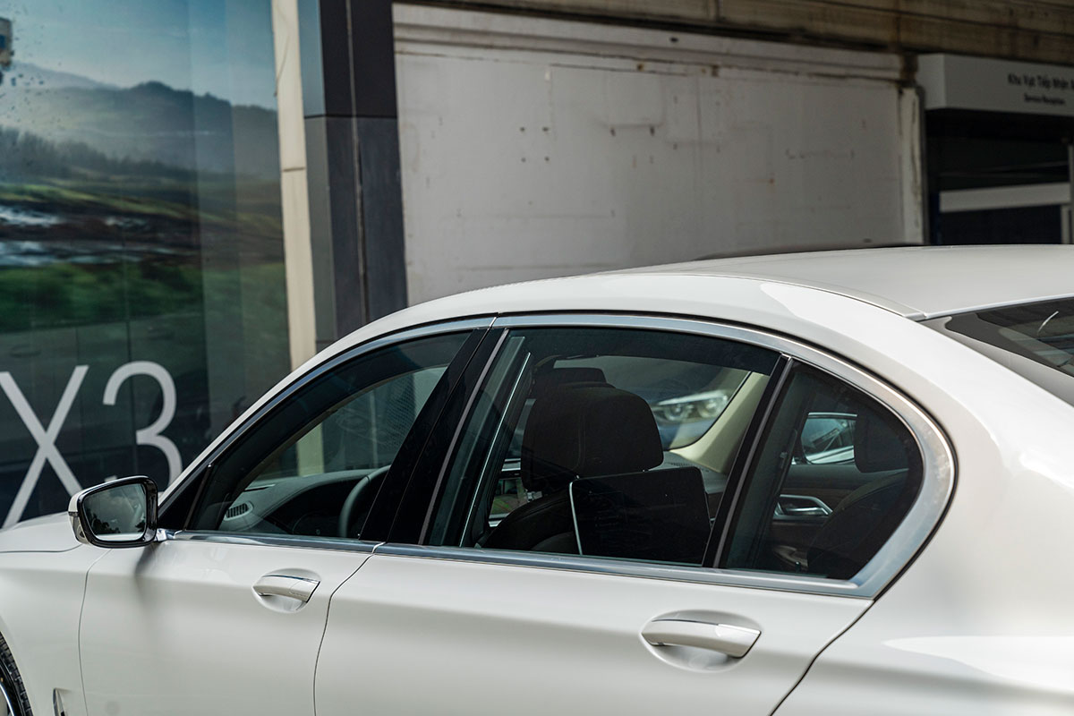 Đánh giá xe BMW 740Li LCI 2020: Thiết kế Hofmeister kink ở cuối cửa sổ phía sau là điểm đặc trưng trên các dòng xe BMW.