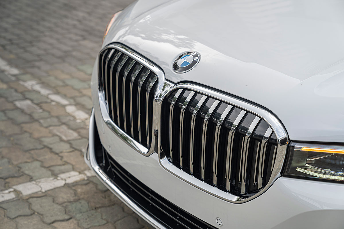 Đánh giá BMW 740Li LCI 2020: Logo và kích thước lưới tản nhiệt lớn hơn trước.