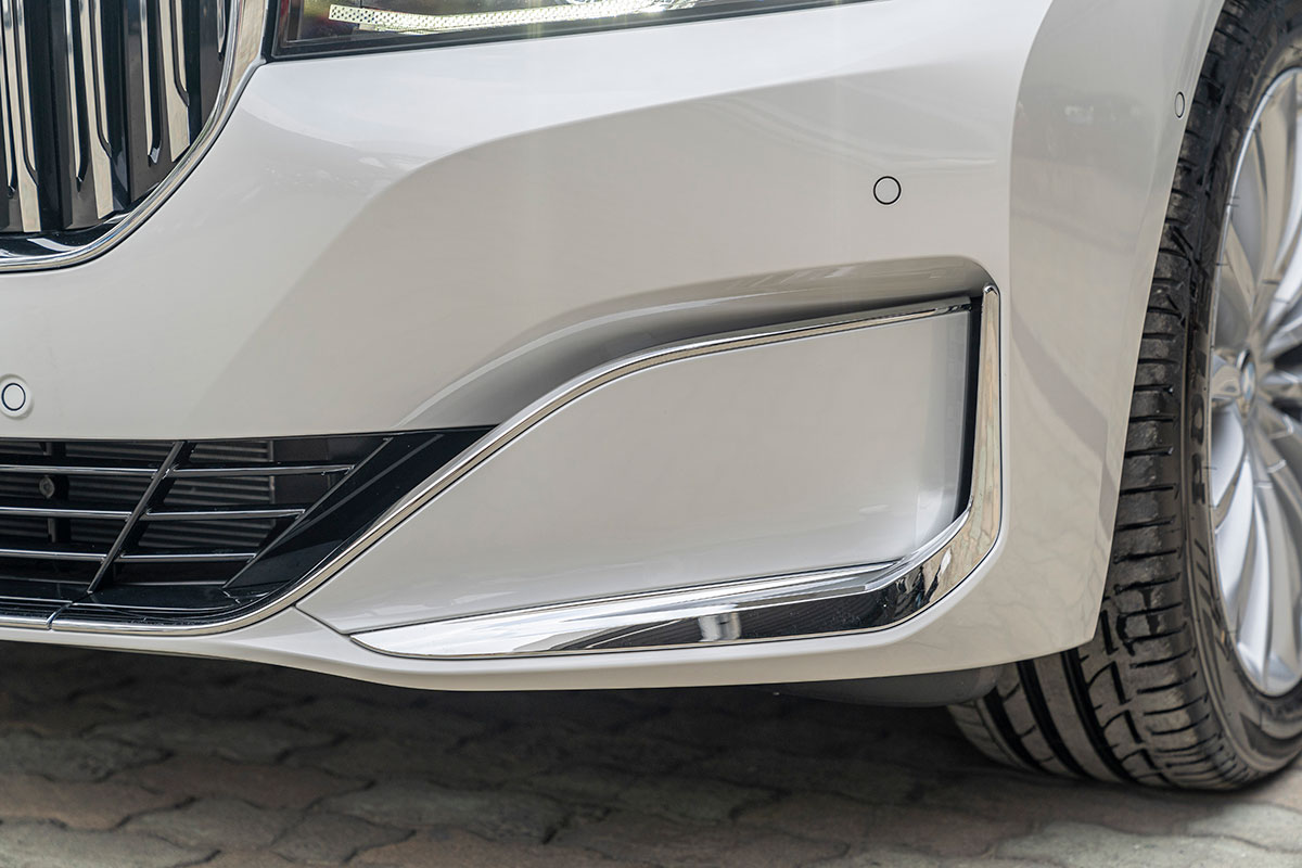 Đánh giá xe BMW 740Li LCI 2020: Cản trước được làm mới tối ưu lượng khí động học.