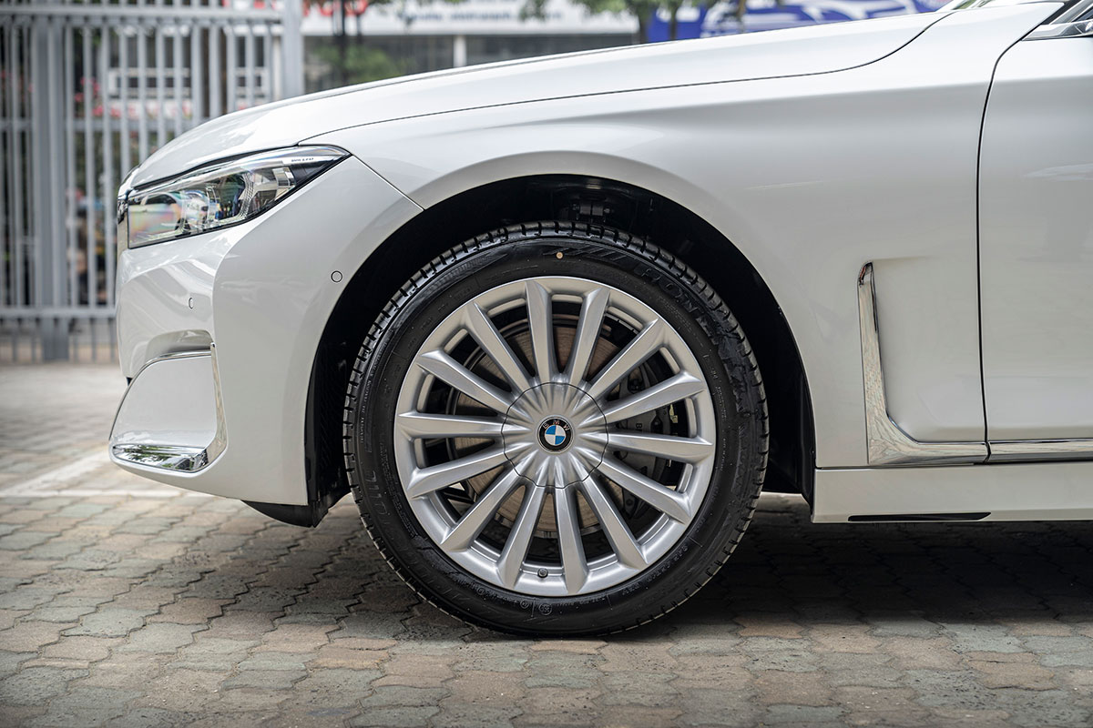 Đánh giá xe BMW 740Li LCI 2020: Khe thoát gió phía sau bánh trước được thiết kế vuông góc và lớn hơn.