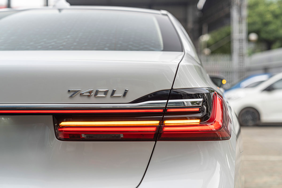 Đánh giá xe BMW 740Li LCI 2020: Đèn hậu LED góc cạnh, mỏng hơn 35 mm.