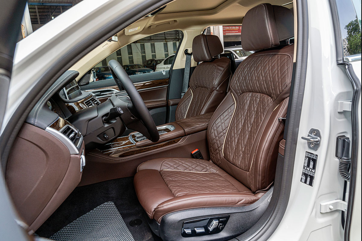 Đánh giá BMW 740Li LCI 2020: Hàng ghế trước chỉnh điện, ghi nhớ ghế và có tính năng massage.