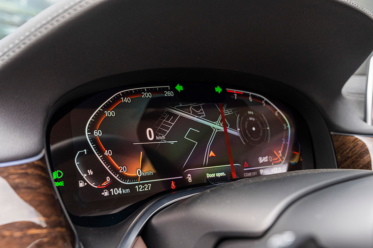 Đánh giá xe BMW 740Li LCI 2020: Bảng đồng hồ kỹ thuật số thể hiện trực quan hơn.