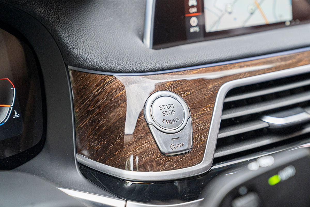 Đánh giá xe BMW 740Li LCI 2020: Khởi động nút bấm và hệ thống ngắt mở động cơ tự động.