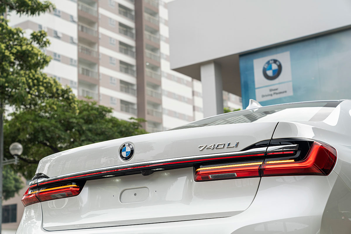 Đánh giá xe BMW 740Li LCI 2020: Dải chrome nối hai đèn hậu cũng đã được thu hẹp để nhường chỗ cho dải đèn LED dày thêm 6 mm bên dưới.