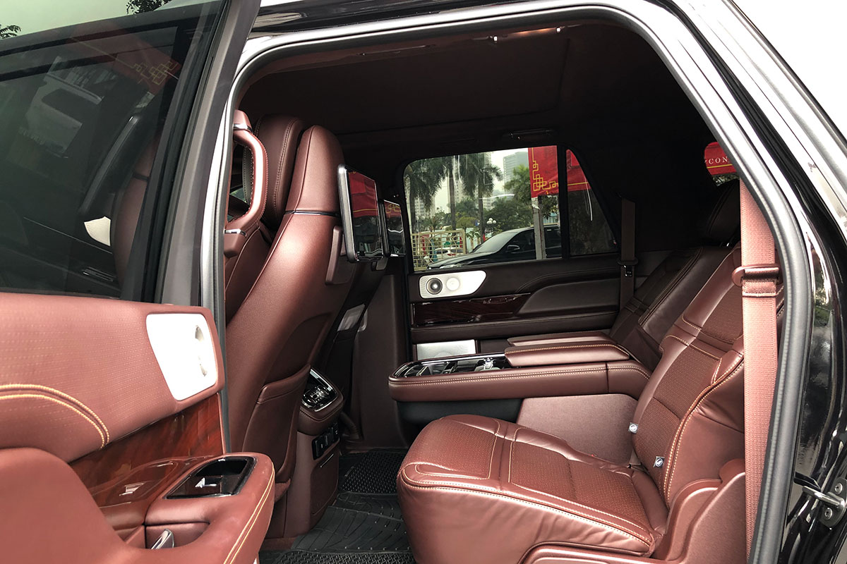 Bắt gặp hàng hiếm Lincoln Navigator 2019&nbsp;Black Label có giá gần 10 tỷ đồng tại Việt Nam a13