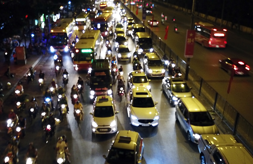 Không được bấm còi xe sau 22h đêm gây ồn ào trong khu đô thị.