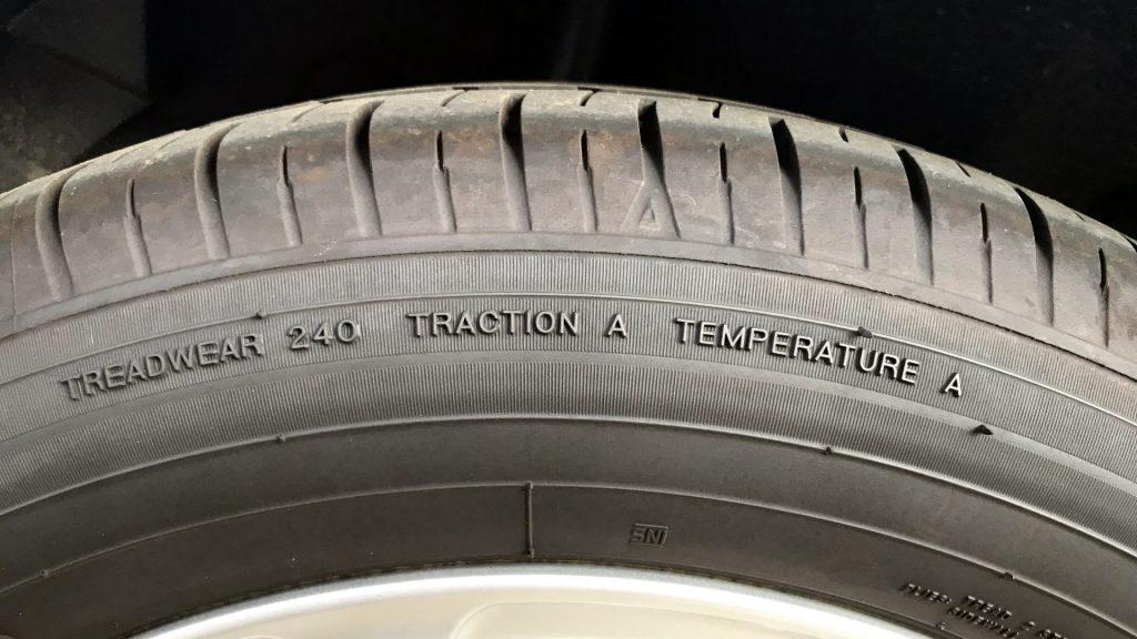 Thông số kỹ thuật của lốp có thể được tìm thấy ở thành lốp.