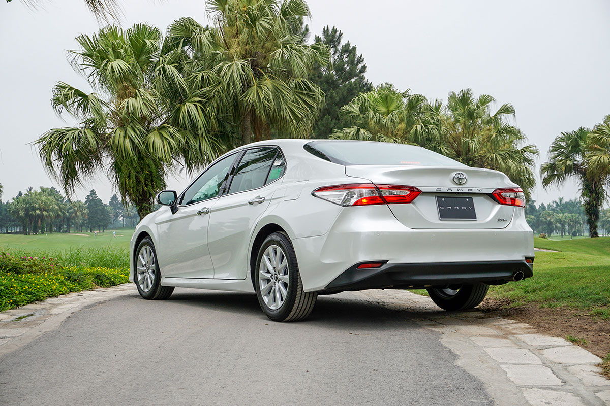 Đánh giá xe Toyota Camry 2019: Ống xả đơn