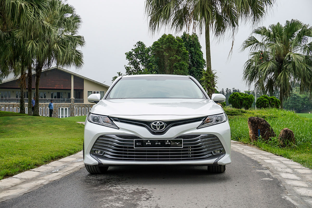 Toyota Camry 2.0G 2019: Trực diện đầu xe.