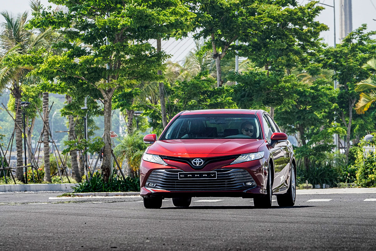 Toyota Camry 2.5Q 2019: Trực diện đầu xe.