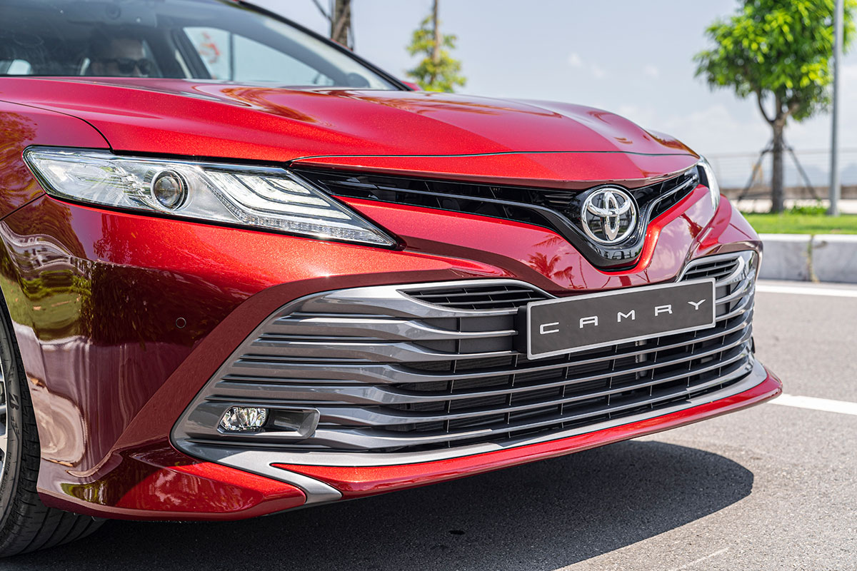 Đánh giá xe Toyota Camry 2019: Lưới tản nhiệt.
