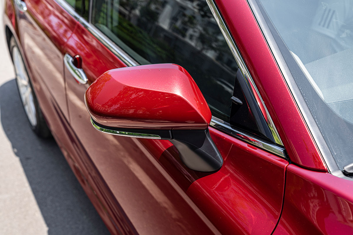 Đánh giá xe Toyota Camry 2019: Gương chiếu hậu dịch chuyển xuống thân xe.