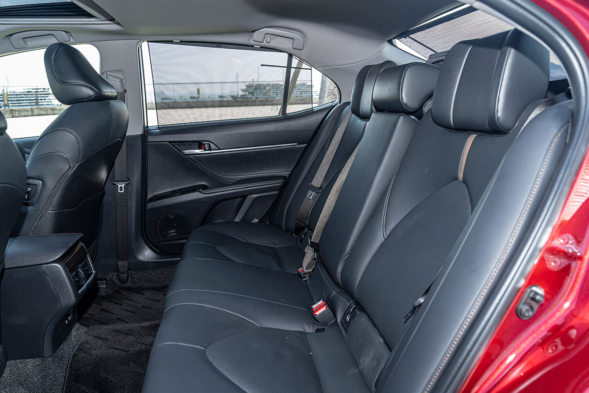 Toyota Camry 2.5Q 2019: Khu vực hàng ghế sau Toyota Camry 2.5Q 2019: Khu vực hàng ghế sau.