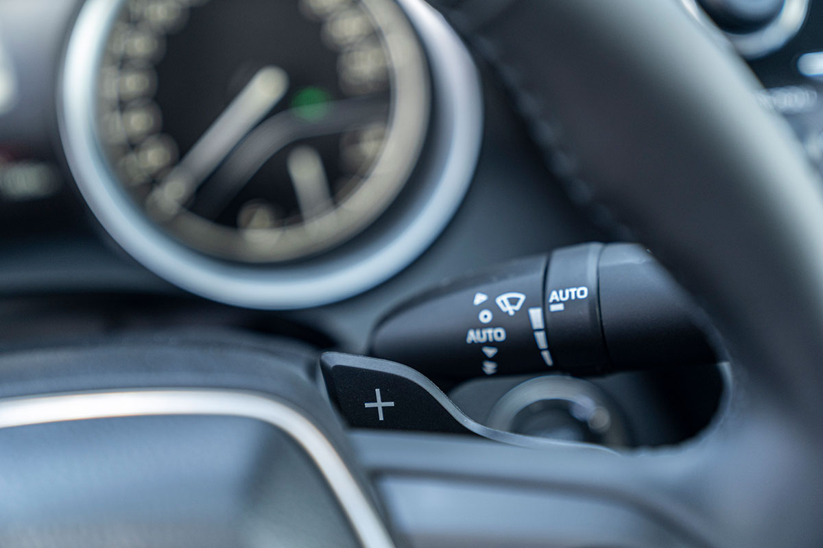 Toyota Camry 2.5Q 2019: Gạt mưa tự động.